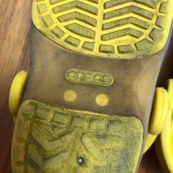 Toddler Crocs Change Hues in Sunlight - Picture 3 of 6